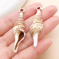 Dos colgantes largos de caracola de acrílico con rayas marrones para joyería DIY - Colgante de Concha Marina (27381) / 1 Pieza (49x14mm) / Marrón