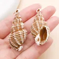 Colgante de caracola de acrílico en marrón y blanco para hacer joyas de playa - Colgante de Concha Marina (27383) / 1 Pieza (45x20mm) / Marrón