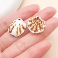 Pareja de colgantes de concha de acrílico con texturas marrones para joyas de playa - Concha Marina (27385) / 1 Pieza/Paquete (19x17mm) / Marrón