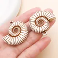 Colgantes de concha de amonita acrílica con patrones espirales marrones para joyería - Caracol de Espiral Oceánico (27400) / 1 Pieza (34x34mm) / Marrón