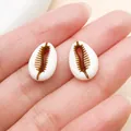 Pareja de dijes de concha de cauri de acrílico blanco con detalles marrones en la mano - Concha pequeña (27366) / 1 Pieza (15x10mm) / Marrón