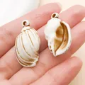 Dos colgantes de concha de mar en acrílico blanco y marrón para joyería artesanal DIY - Caracola de Simulación (27380) / 1 Pieza (30x17mm) / Marrón