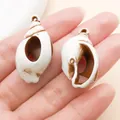Dos colgantes realistas de caracola de acrílico blanco para joyería DIY de playa - Caracola de Simulación (27384) / 1 Pieza (33x16mm) / Marrón