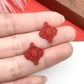 Vista detallada de colgantes rojos estilo nudo chino con patrones tradicionales - Colgante de Nudo Chino de Doble Colgante Rojo (21585) / 1 Pieza (16x14mm)