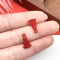 Vista detallada de pequeños colgantes de borla rojos en la punta del dedo para joyas DIY - Colgante de Borla Pequeña con Nudo Chino Rojo (21575) / 1 Pieza (13x7mm)