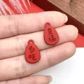 Colgante rojo del Año Nuevo Chino con los grabados 'Buena suerte' y 'Buen provecho' - Colgante con Texto de Bendición de Doble Cara Rojo (21572) / 1 Unidad (17x11mm)