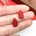 Colgantes rojos de estilo chino para la decoración de cajas de regalo y borlas DIY - Colgante de Carácter de Riqueza Rojo (21577) / 1 Pieza (13x8mm)