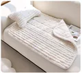 Detalle de manta acanalada para mascotas y almohada en forma de hueso en un sofá acogedor - 70x50cm con Almohada / Blanco Roto