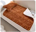 Primer plano de manta de felpa marrón para mascotas con cojín de hueso en sofá - 70x50cm con Almohada / Marrón