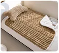 Vista detallada de la manta de felpa a rayas para mascotas con almohada de hueso a juego - 70x50cm con Almohada / Caqui