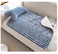 Detalle de alta calidad de un juego de manta de felpa azul grisáceo y almohadilla - 70x50cm con Almohada / Gris claro