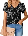 Vista detallada de la blusa de mujer con cuello en V, estampado floral y mangas de pétalo. - S / Tops / Negro con Flor Blanca