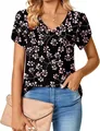 Vista detallada del top floral con cuello en V y elegantes mangas de pétalo - S / Tops / Negro con estampado floral rosa y blanco