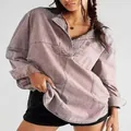 Vue détaillée d'une chemise en jean rose poudré avec col en V, manches longues et coupe décontractée - S / Hauts / Rose Pourpre