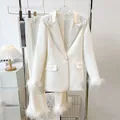 Elegantes weißes zweiteiliges Anzugset mit Kunstpelzbesatz an Blazer und passender Hose - S / Oberteil Und Unterteil / Schneeweiß