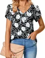 Detalle de blusa floral suelta para mujer con cuello en V y elegantes mangas pétalo - S / Tops / Negro y blanco con estampado floral azul claro