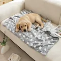 Suave manta de felpa gris para mascotas con patrón de estrellas y un cachorro en el sofá - Estrellas grises