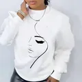 Primer plano de sudadera blanca de cuello redondo con estampado de dibujo lineal de cara femenina - XS / Tops / Blanco