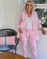 Vista lifestyle de un conjunto de lino rosa para mujer con camisa y pantalón largo - S / Top Y Pantalón / Rosa