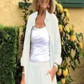 Detalle de traje de chaqueta y pantalones anchos informales para mujer en exteriores - S / Top Y Pantalón / Blanco