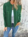 Gros plan d'une veste en imitation laine vert foncé avec coutures contrastées. - Vert