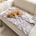 Manta suave de forro polar gris con estrellas rosas para perros y gatos en un sofá - Estrellas rosas sobre fondo gris