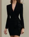 Detailansicht eines schwarzen Langarm-Blazerkleides mit eleganten Rüschen an der Seite - S / Kleider / Schwarz