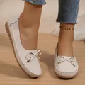Detailaufnahme der bequemen beigen Loafer mit Schleife und Textur-Finish. - 36 / Beige