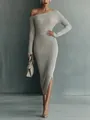 Élégante robe midi en maille côtelée grise à une épaule avec manches longues et fente. - S / Robes / Gris clair