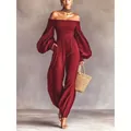 Dettaglio della tuta bordeaux con spalle scoperte e maniche a palloncino lunghe - Taglia S / Rosso