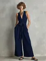 Vista a figura intera di un'elegante tuta blu scuro senza maniche con scollo a V. - Taglia S / Tute intere / Blu navy