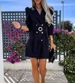 Vista dettagliata di un abito blazer blu scuro con maniche a sbuffo e bottoni dorati - Taglia S / Vestiti / Nero