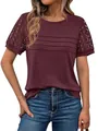 Elegante T-shirt bordeaux da donna con girocollo e maniche corte in pizzo traforato. - Taglia S / Top / Borgogna