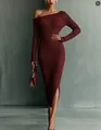 Vue d'ensemble d'une élégante robe bordeaux en tricot à une épaule avec fente latérale - S / Robes / Bordeaux