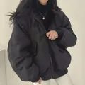 Gedetailleerd overzicht van een zwart oversized omkeerbaar fleece bomberjack voor de winter. - S / Tops / Zwart