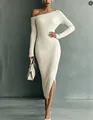 Robe mi-longue élégante en maille côtelée à épaule dénudée et manches longues blanc crème chic. - S / Robes / Blanc