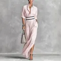 Elegantes rosa Maxikleid im französischen Retro-Stil mit hohem Schlitz und gestreiftem Gürtel. - XS / Rosa