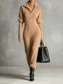 Contesto a figura intera di tuta in maglia camel abbinata a borsa in pelle nera - Taglia S / Tute intere / Colore caramello