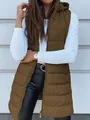 Detailweergave van een vrouw met een bruine gewatteerde bodywarmer met capuchon - S / Tops / Khaki