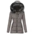 Vista detallada de una chaqueta acolchada ajustada para mujer con capucha de pelo - S / Parte Superior (N4970) / Gris