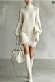 Elegante vestido de punto con cuello alto y delicados bordes de encaje en el bajo y puños. - S / Vestidos / Blanco