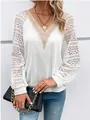 Detail van witte top met lange mouwen, V-hals en opengewerkt gehaakt kant aan mouwen - S / Tops / Wit