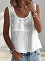 Gedetailleerde opname van wit mouwloos vest met geborduurde bloemen en kant, boho stijl - S / Tops / Wit