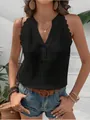 Dettaglio del top nero con scollo a V e bordo in pizzo delicato sulle maniche corte. - Taglia S / Top / Nero