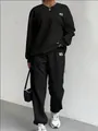 Detalle de conjunto de sudadera y pantalón de chándal de punto trenzado negro mujer - Negro