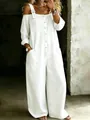 Elegante mono blanco con hombros descubiertos, botonadura sencilla y pernera ancha - Blanco