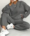 Detalle de la textura de punto trenzado gris en la sudadera de manga larga y el pantalón - Gris