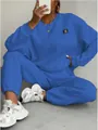 Vista detallada del conjunto de sudadera azul de jacquard y pantalones para mujer - Azul
