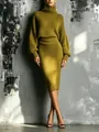 Elegante vestido de punto verde oliva con cuello alto, corte entallado y manga larga - S / Vestidos / Verde oliva