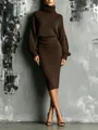 Vista completa de un vestido midi de punto marrón oscuro con cuello alto y corte ajustado - S / Vestidos / Café